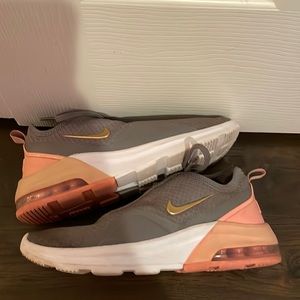 Nike air motion 2 sneakers size 7 womens